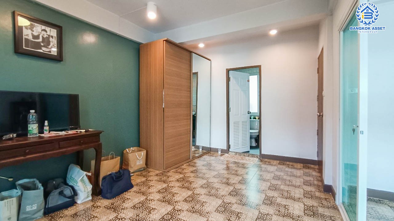 *****ทาวน์เฮ้าส์มือสอง 3 ชั้น ซอยสมเด็จพระเจ้าตากสิน5 เนื้อที่ 22 ตร.ว. ฟังก์ชัน 4 ห้องนอน 3 ห้องน้ำ 1 ที่จอดรถ แถมฟรี!!  เครื่องปรับอากาศ 3 เครื่อง, เครื่องทำน้ำอุ่น 2 เครื่อง ทำเลดี เดินทางสะดวก เชื่อมต่อ ถ.กรุงธนบุรี, ถ.สมเด็จพระเจ้าตากสิน, ถ.เจริญรัถ ใกล้ไอคอน สยาม และ รถไฟฟ้าสายสีเขียว "สถานีวงเวียนใหญ่"